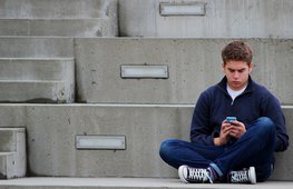 banner tienerjongen telefoon.jpg